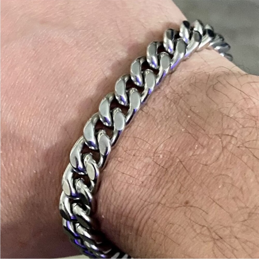 Neiman Marcus Miami Cuban Stainless Steel Chain Bracelet – Silver – 7.5”